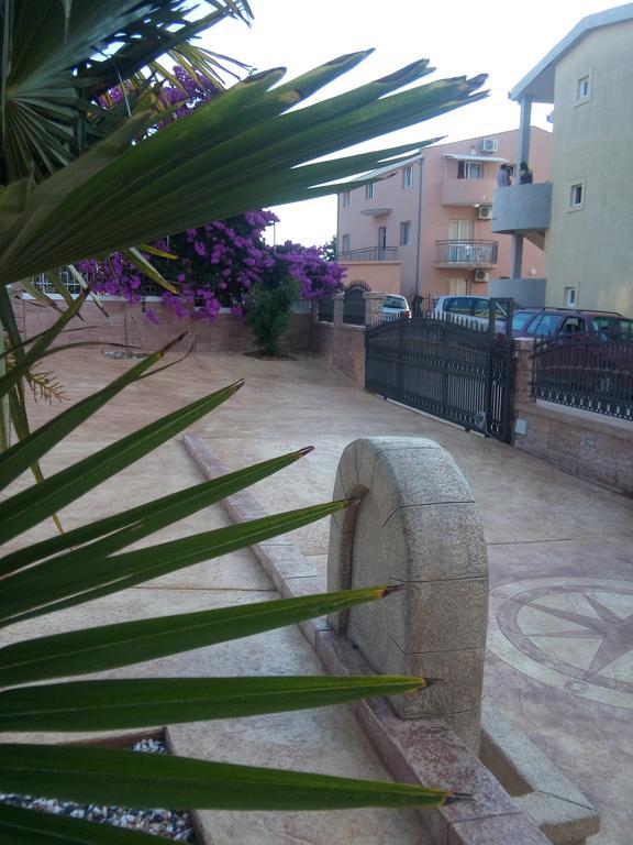Apartments Vila A1 Добра вода Екстериор снимка