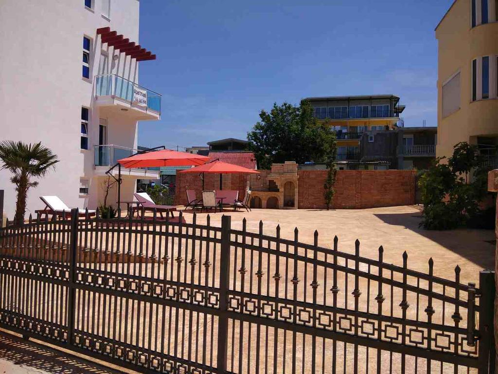 Apartments Vila A1 Добра вода Екстериор снимка