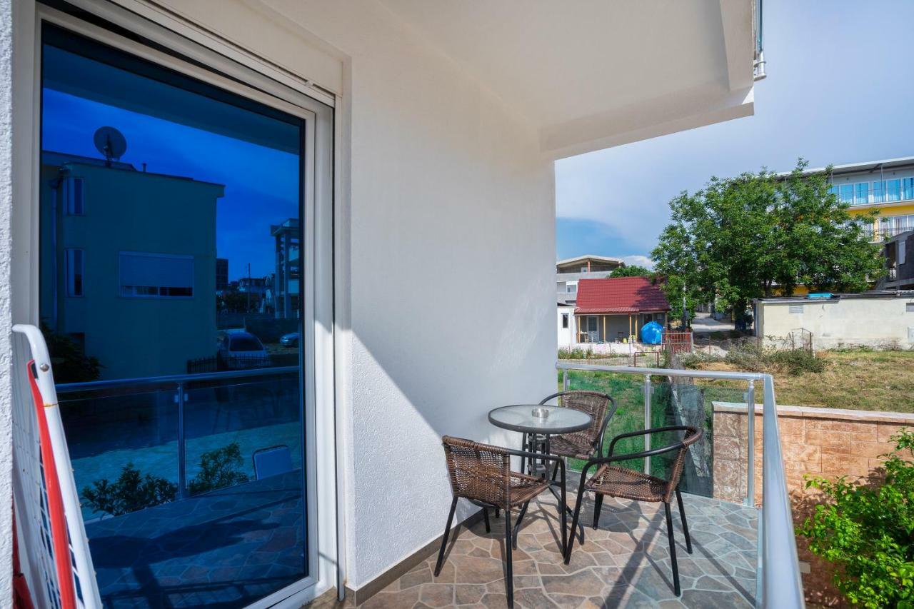 Apartments Vila A1 Добра вода Екстериор снимка