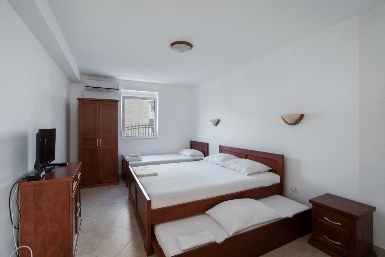 Apartments Vila A1 Добра вода Екстериор снимка