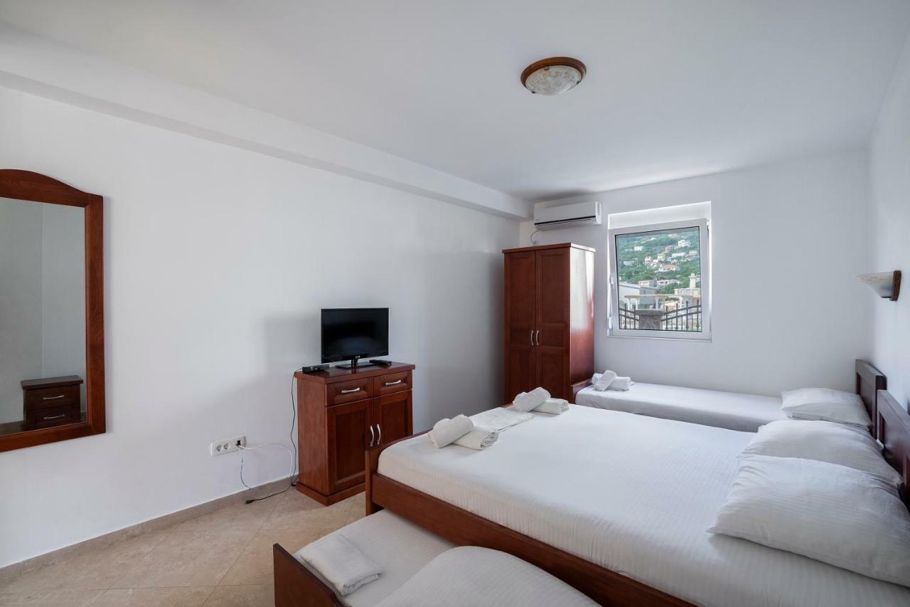 Apartments Vila A1 Добра вода Екстериор снимка