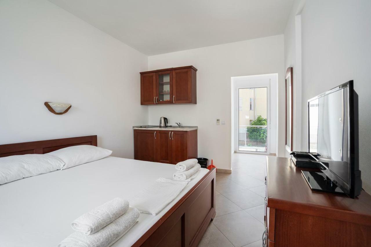 Apartments Vila A1 Добра вода Екстериор снимка