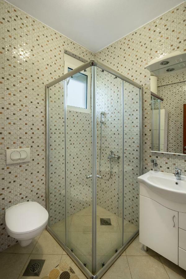 Apartments Vila A1 Добра вода Екстериор снимка