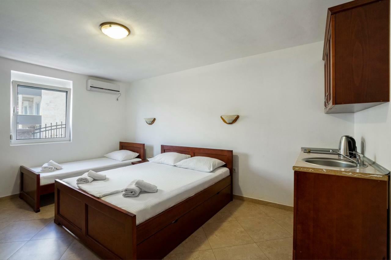 Apartments Vila A1 Добра вода Екстериор снимка