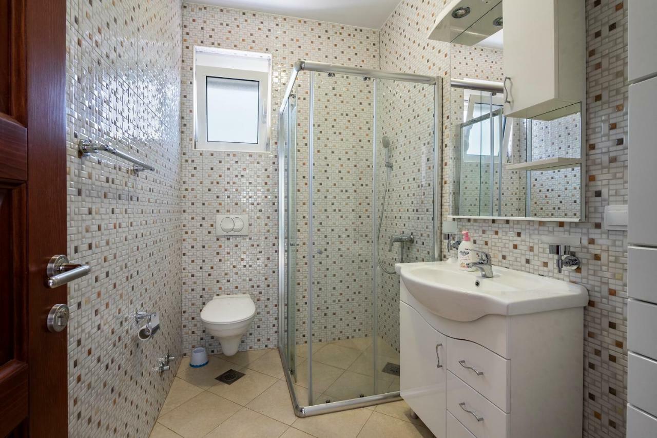 Apartments Vila A1 Добра вода Екстериор снимка