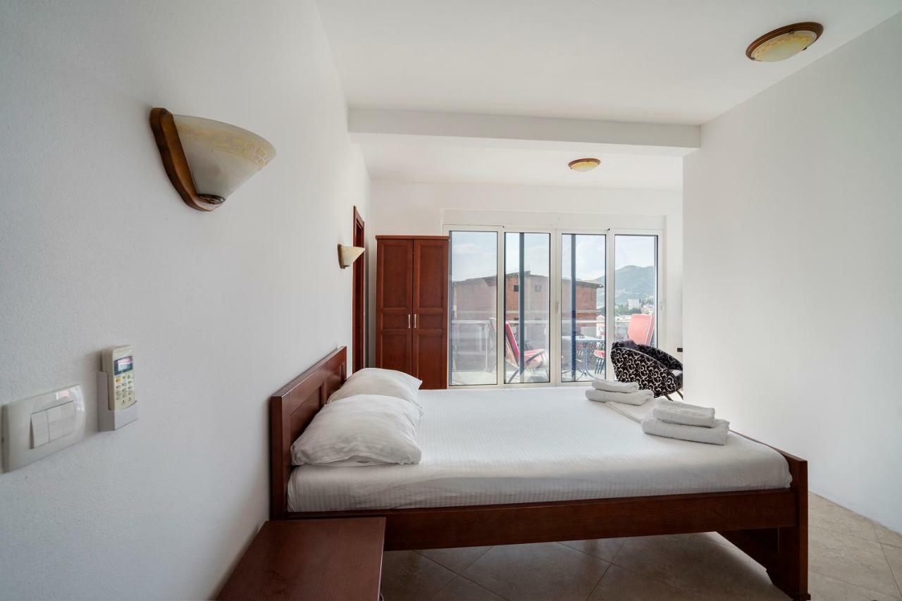 Apartments Vila A1 Добра вода Екстериор снимка