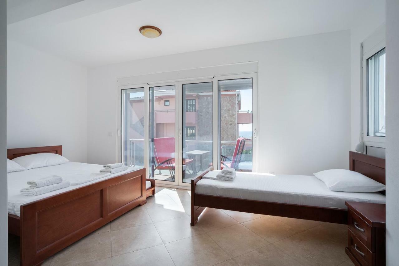 Apartments Vila A1 Добра вода Екстериор снимка