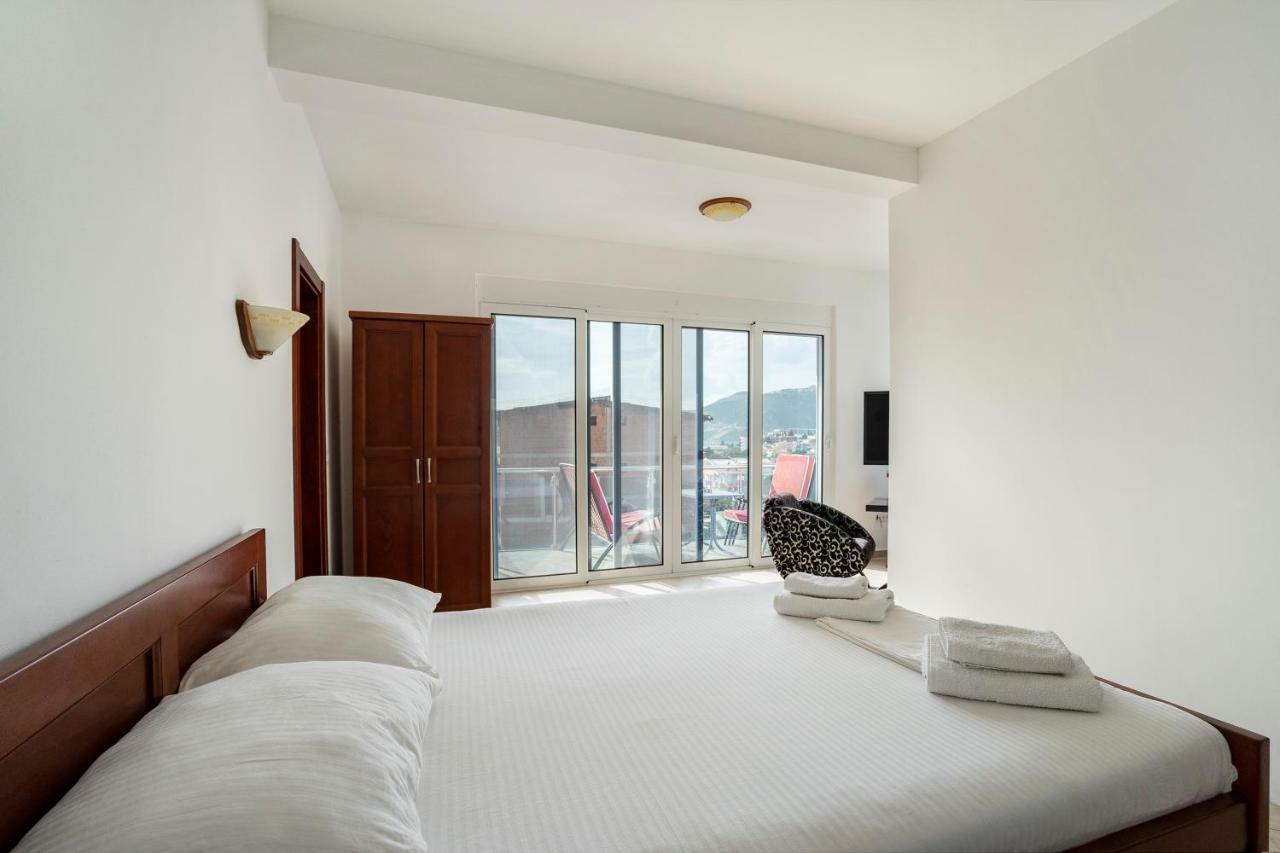 Apartments Vila A1 Добра вода Екстериор снимка