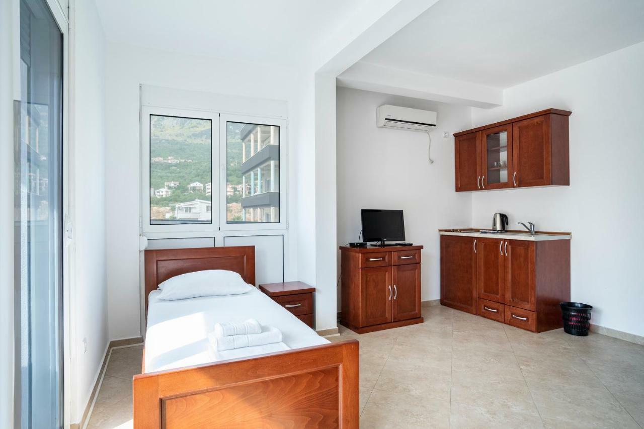 Apartments Vila A1 Добра вода Екстериор снимка