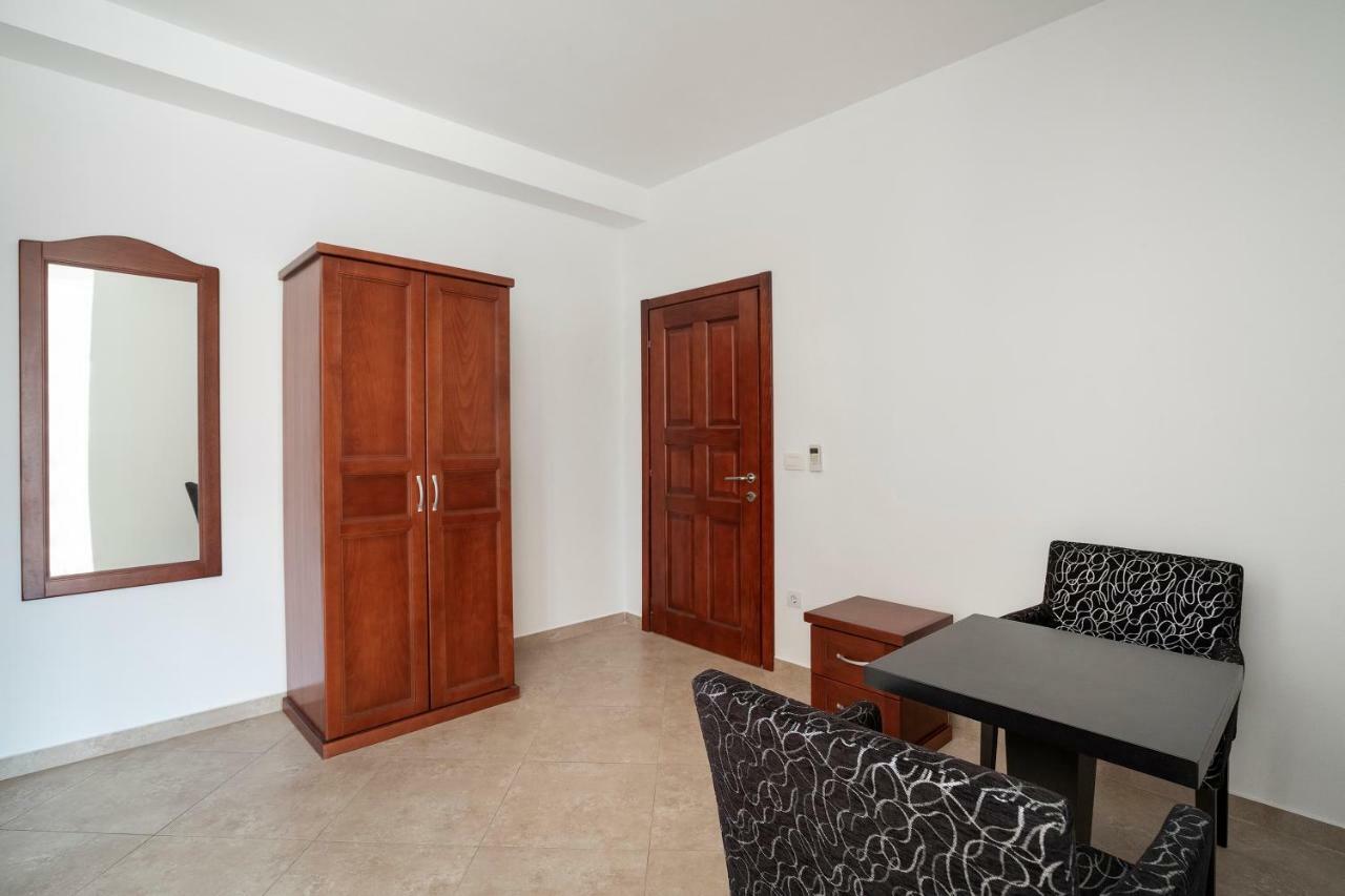 Apartments Vila A1 Добра вода Екстериор снимка