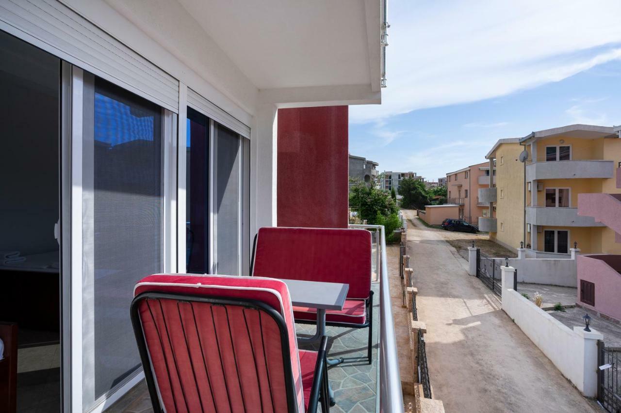 Apartments Vila A1 Добра вода Екстериор снимка