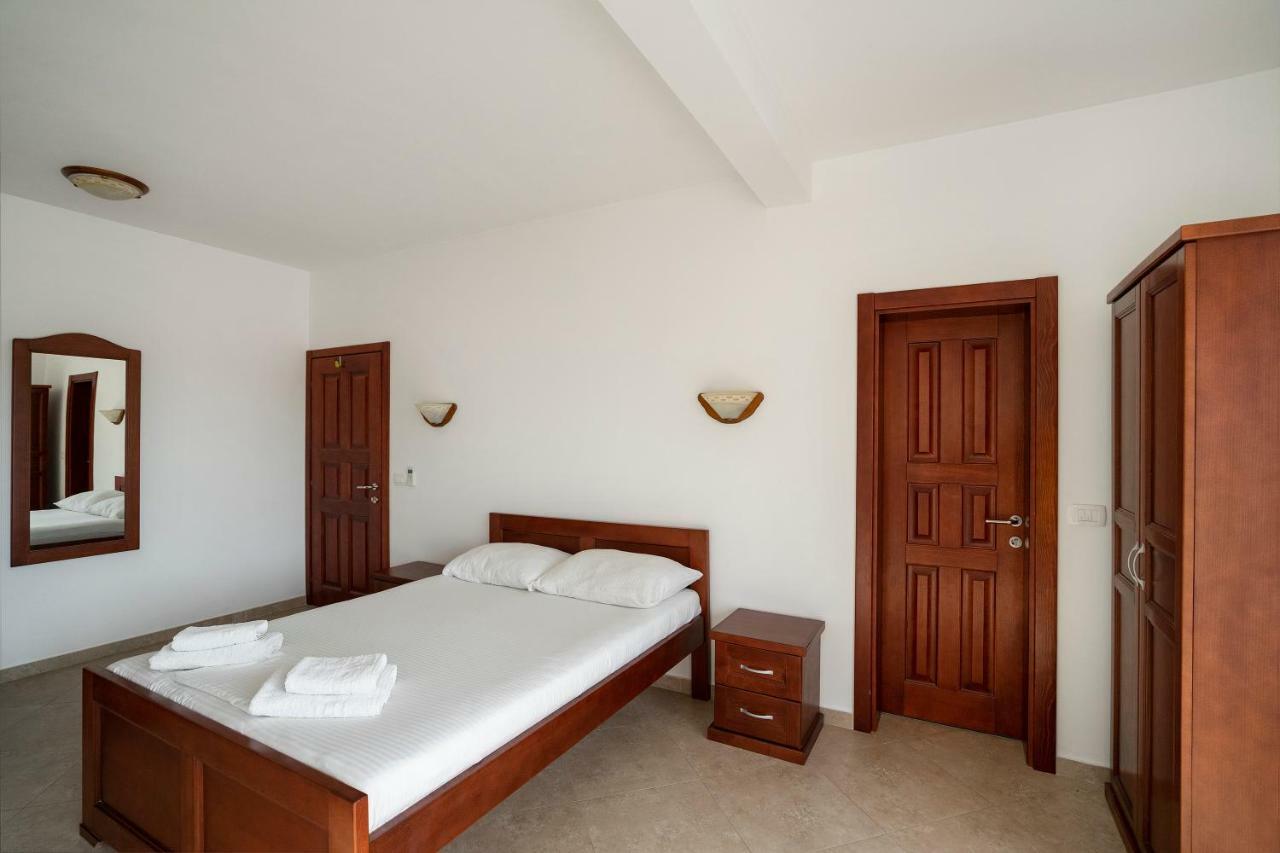 Apartments Vila A1 Добра вода Екстериор снимка