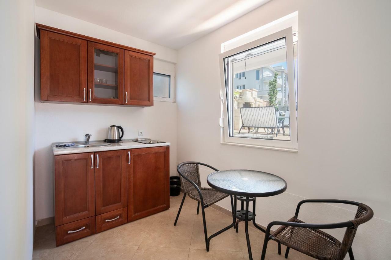 Apartments Vila A1 Добра вода Екстериор снимка